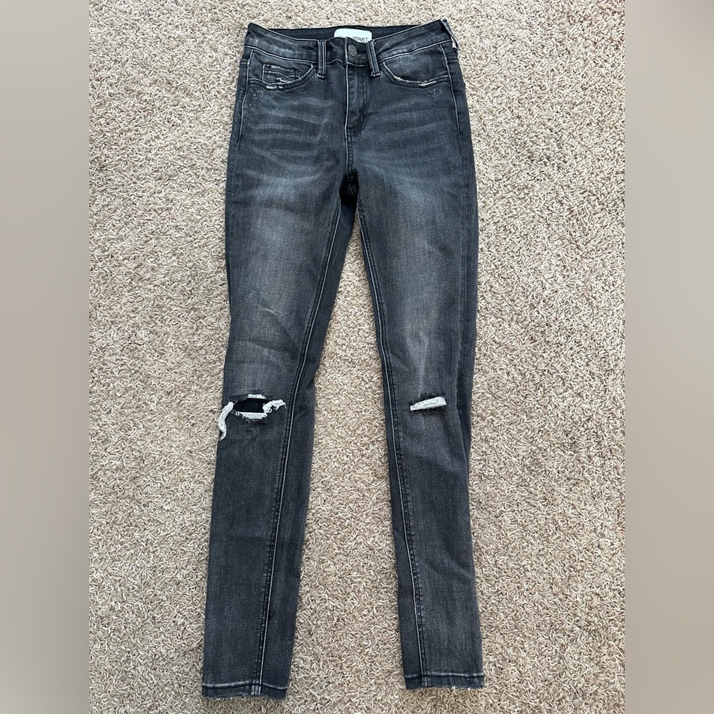 Super cute black skinny jeans!